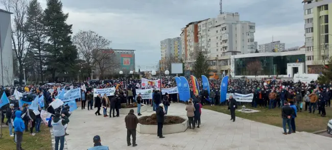 Foto FOTO&VIDEO. Muncitorii Alro, dar şi de la alte fabrici din Slatina, pichet la Prefectură: Salvaţi industria aluminiului