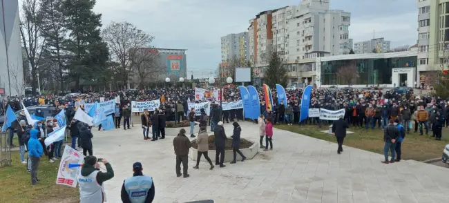 Foto FOTO&VIDEO. Muncitorii Alro, dar şi de la alte fabrici din Slatina, pichet la Prefectură: Salvaţi industria aluminiului