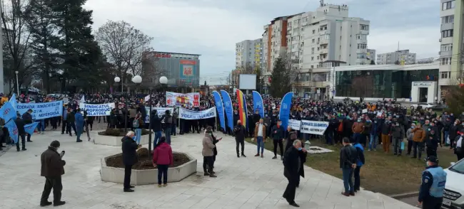 Foto FOTO&VIDEO. Muncitorii Alro, dar şi de la alte fabrici din Slatina, pichet la Prefectură: Salvaţi industria aluminiului