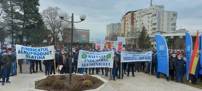 Foto FOTO&VIDEO. Muncitorii Alro, dar şi de la alte fabrici din Slatina, pichet la Prefectură: Salvaţi industria aluminiului