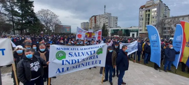 Foto FOTO&VIDEO. Muncitorii Alro, dar şi de la alte fabrici din Slatina, pichet la Prefectură: Salvaţi industria aluminiului