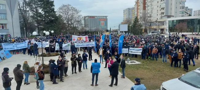 Foto FOTO&VIDEO. Muncitorii Alro, dar şi de la alte fabrici din Slatina, pichet la Prefectură: Salvaţi industria aluminiului