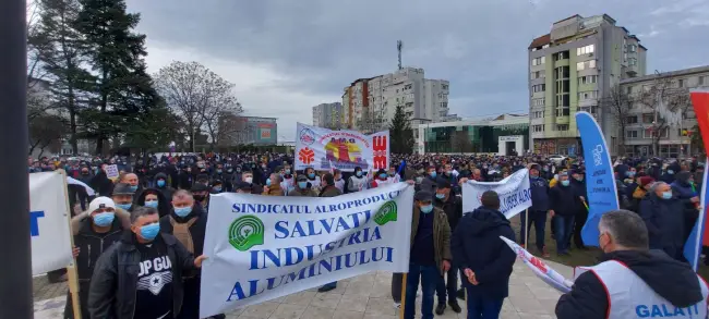 Foto FOTO&VIDEO. Muncitorii Alro, dar şi de la alte fabrici din Slatina, pichet la Prefectură: Salvaţi industria aluminiului