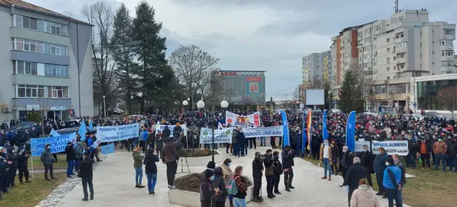 Foto FOTO&VIDEO. Muncitorii Alro, dar şi de la alte fabrici din Slatina, pichet la Prefectură: Salvaţi industria aluminiului