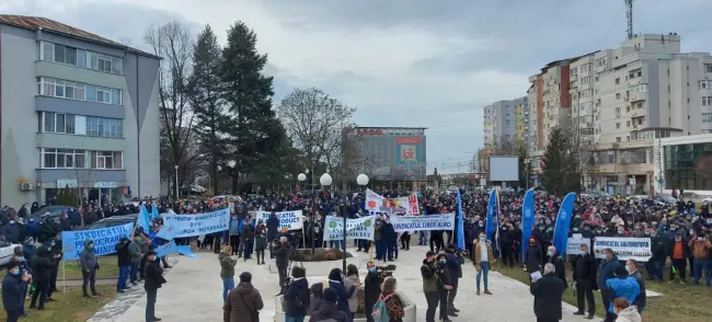 Foto FOTO&VIDEO. Muncitorii Alro, dar şi de la alte fabrici din Slatina, pichet la Prefectură: Salvaţi industria aluminiului