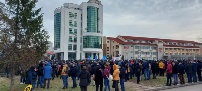 Foto FOTO&VIDEO. Muncitorii Alro, dar şi de la alte fabrici din Slatina, pichet la Prefectură: Salvaţi industria aluminiului