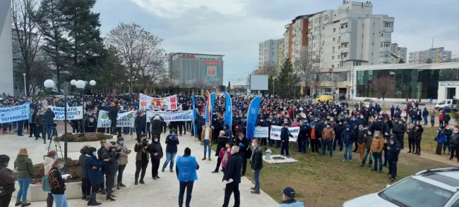 Foto FOTO&VIDEO. Muncitorii Alro, dar şi de la alte fabrici din Slatina, pichet la Prefectură: Salvaţi industria aluminiului