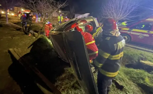 Foto FOTO. Grav accident în comuna Brebeni. Două persoane, transportate la UPU Slatina