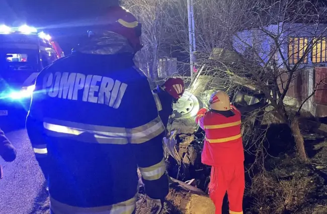 Foto FOTO. Grav accident în comuna Brebeni. Două persoane, transportate la UPU Slatina