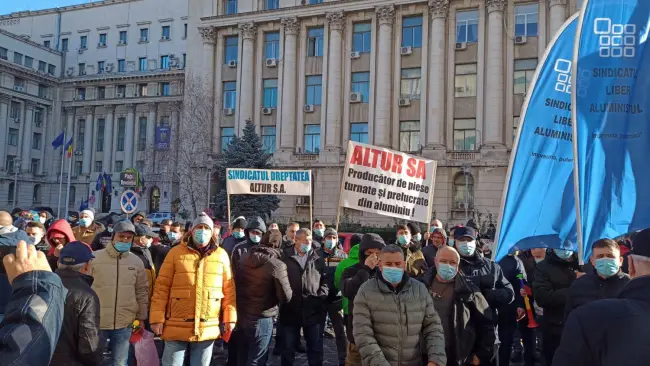 Foto  VIDEO&FOTO. Angajaţii Alro protestează în faţa sediului Ministerului Energiei