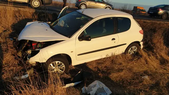 Foto   Accident între Slatina şi Valea Mare. Două maşini implicate, o femeie la spital
