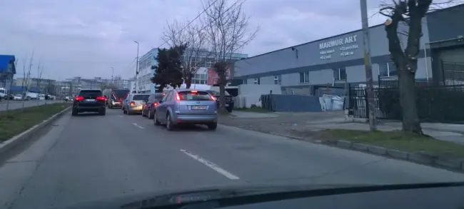 Foto VIDEO. Şoferii din Olt, cozi imense la benzinării, de teama scumpirii benzinei şi motorinei