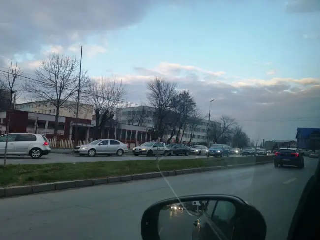 Foto VIDEO. Şoferii din Olt, cozi imense la benzinării, de teama scumpirii benzinei şi motorinei