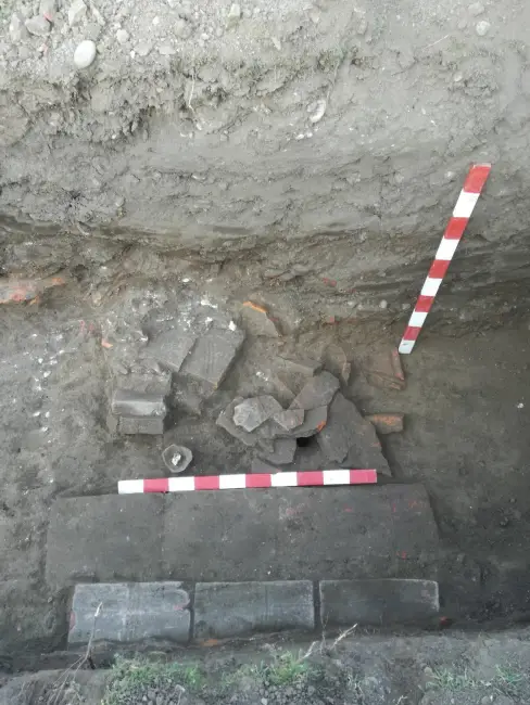 Foto FOTO. Ziduri şi podeaua unei locuinţe romane, descoperite la Reşca