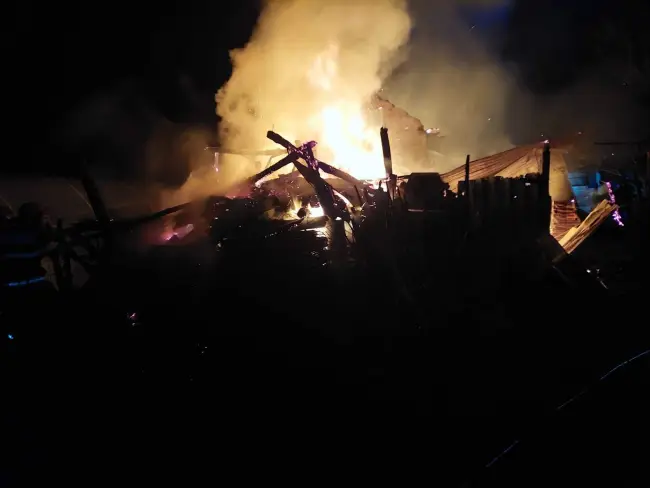 Foto VIDEO. Incendiu la Cezieni. Au ars o anexă gospodărească şi trei tone de lemne 