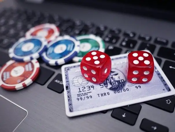 Foto Cazinouri online vs cazinouri live: avantaje și dezavantaje