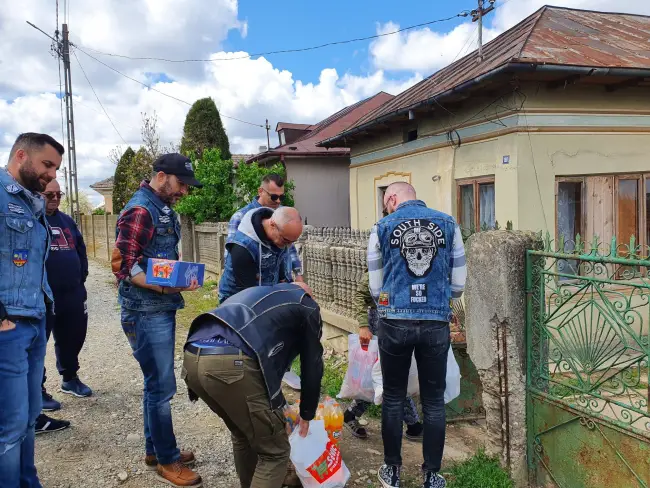 Foto Copiii nevoiaşi din Piatra-Olt, ajutoare de la motocicliştii din Slatina