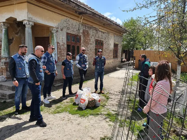 Foto Copiii nevoiaşi din Piatra-Olt, ajutoare de la motocicliştii din Slatina