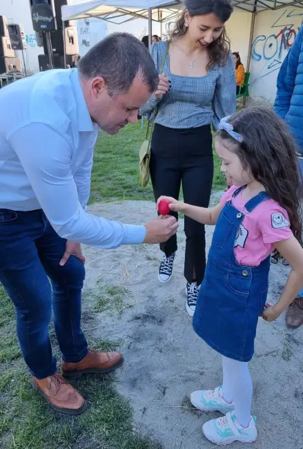 Foto FOTO | Piatra-Olt: Sute de oameni la concursul de ciocnit ouă roşii, în a doua zi de Paşte