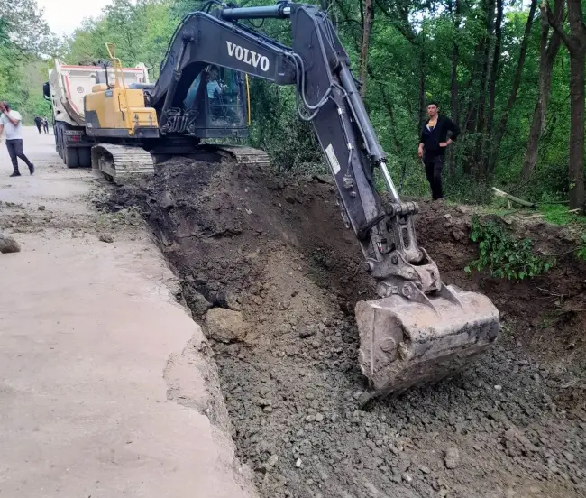 Foto FOTO. Se lucrează la consolidarea alunecării de teren de la Moşteni, pe DJ 546