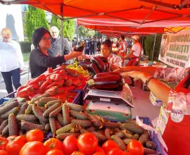 Foto Fermierii olteni, târguri de promovare în parcările unui mare lanţ de supermarketuri