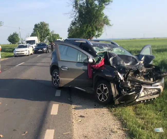 Foto Accident pe DN 54, în zona localităţii Vişina. O căruţă, lovită de o maşină