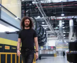 Foto Violoncelistul Andrei Cavassi a compus o operă despre sunetul fabricii Pirelli din Slatina