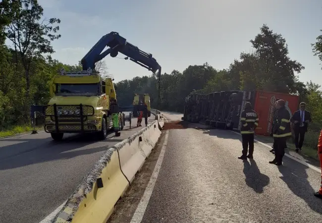 Foto Accident pe DN 65. Un TIR s-a răsturnat în zona Pădurea Saru