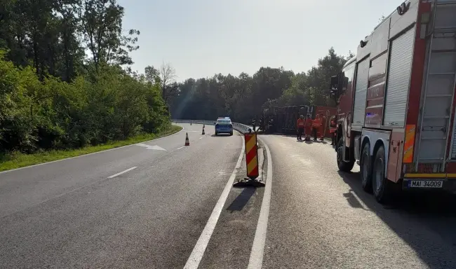 Foto Accident pe DN 65. Un TIR s-a răsturnat în zona Pădurea Saru