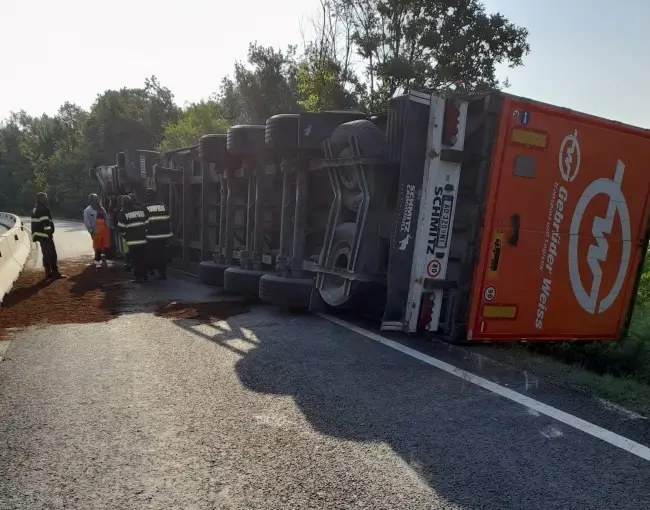 Foto Accident pe DN 65. Un TIR s-a răsturnat în zona Pădurea Saru