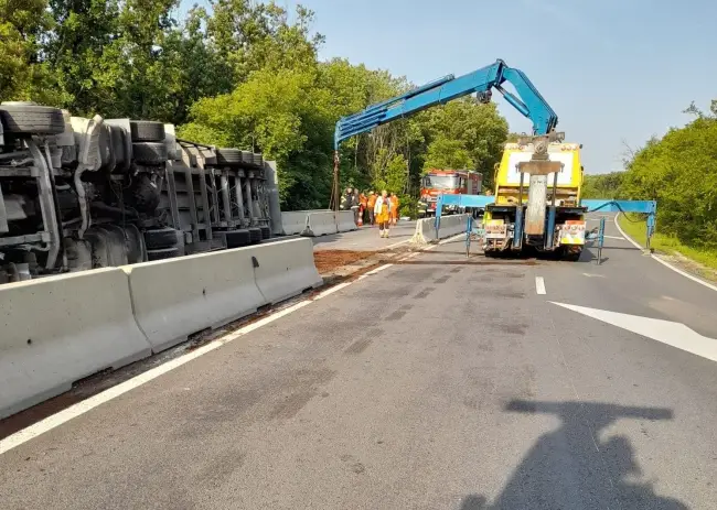 Foto Accident pe DN 65. Un TIR s-a răsturnat în zona Pădurea Saru