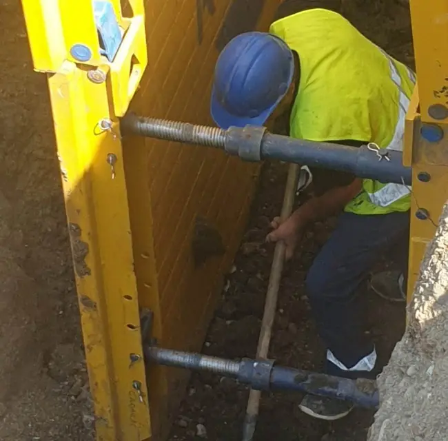 Foto Cartierele Sărăceşti şi Satu Nou din Slatina vor avea o nouă conductă de canalizare pentru apă uzată. Investiţia este în curs (FOTO)