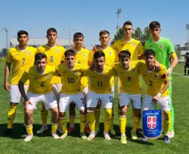 Foto Doi jucători de la CSM Slatina, pe teren în victoria României U18 contra Serbiei