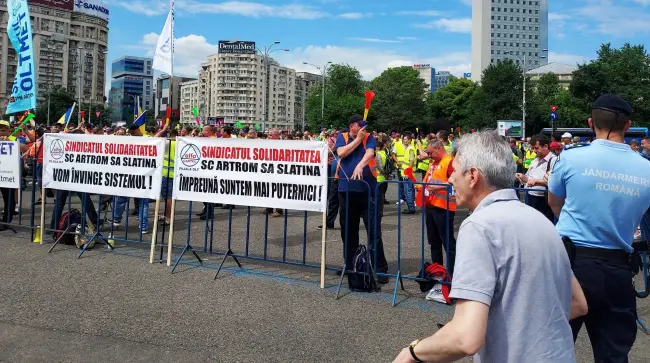 Foto FOTO&VIDEO. Angajaţii TMK protestează în faţa sediului Guvernului