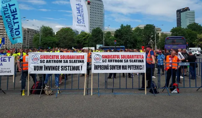 Foto FOTO&VIDEO. Angajaţii TMK protestează în faţa sediului Guvernului