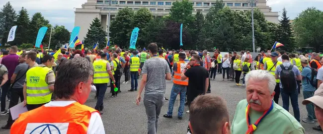 Foto FOTO&VIDEO. Angajaţii TMK protestează în faţa sediului Guvernului