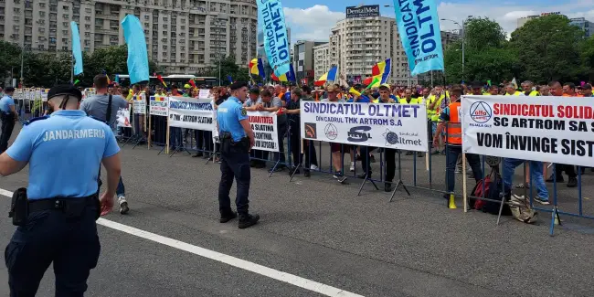 Foto FOTO&VIDEO. Angajaţii TMK protestează în faţa sediului Guvernului