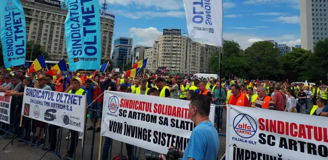 Foto FOTO&VIDEO. Angajaţii TMK protestează în faţa sediului Guvernului