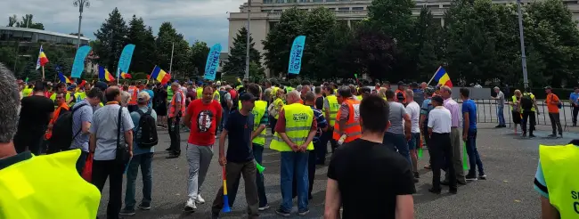 Foto FOTO&VIDEO. Angajaţii TMK protestează în faţa sediului Guvernului