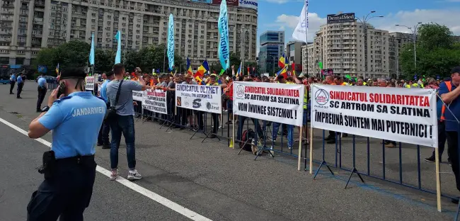 Foto FOTO&VIDEO. Angajaţii TMK protestează în faţa sediului Guvernului