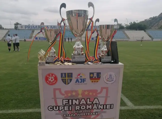 Foto FOTO. Oltul Curtişoara, victorie în finala fazei judeţene a Cupei României. Momente de reculegere pe Stadionul „1 Mai”
