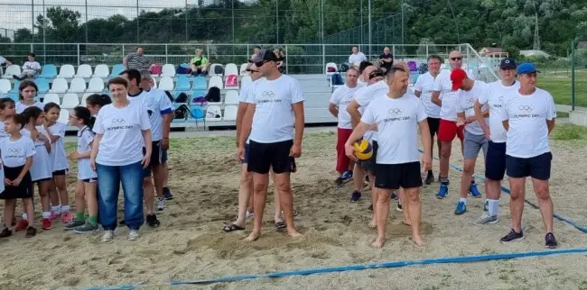 Foto FOTO. Turneu de volei în cadrul „Lunii Olimpice”, organizat la Clubul Nautic şi de Agrement