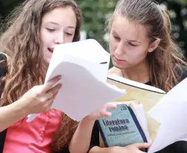 Foto Bacalaureat 2022. Peste 2.200 elevi din Olt susţin proba scrisă la Limba română