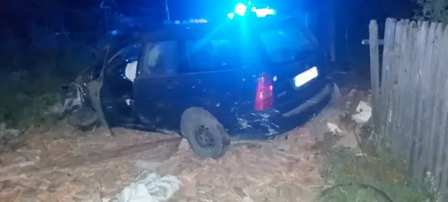 Foto Un tânăr fără permis din Slatina a intrat cu maşina într-o casă din Mihăeşti, încercând să scape de poliţiştii care îl urmăreau