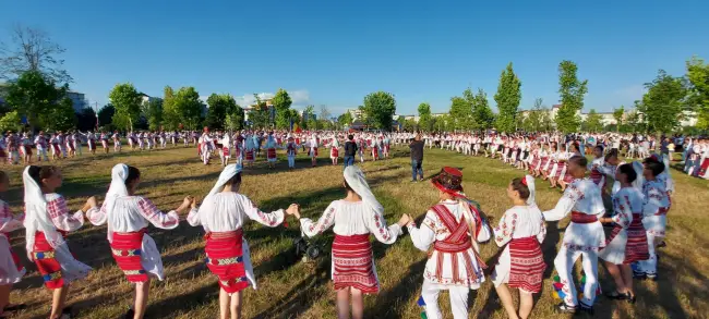 Foto Coregrafie cu 1.000 de copii, în deschiderea Festivalului “Căluşul Românesc“ de la Slatina