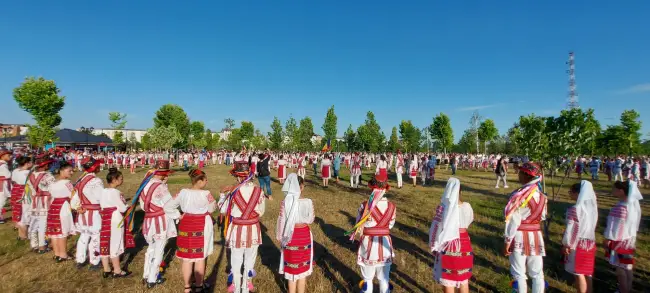 Foto Coregrafie cu 1.000 de copii, în deschiderea Festivalului “Căluşul Românesc“ de la Slatina