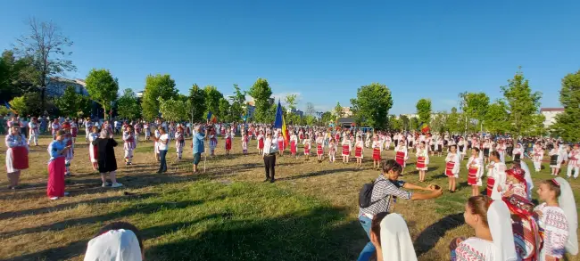 Foto Coregrafie cu 1.000 de copii, în deschiderea Festivalului “Căluşul Românesc“ de la Slatina