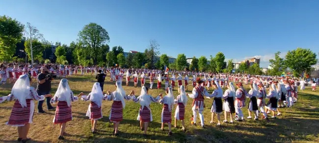 Foto Coregrafie cu 1.000 de copii, în deschiderea Festivalului “Căluşul Românesc“ de la Slatina