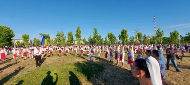 Foto Coregrafie cu 1.000 de copii, în deschiderea Festivalului “Căluşul Românesc“ de la Slatina