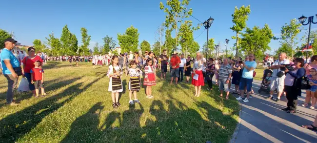 Foto Coregrafie cu 1.000 de copii, în deschiderea Festivalului “Căluşul Românesc“ de la Slatina